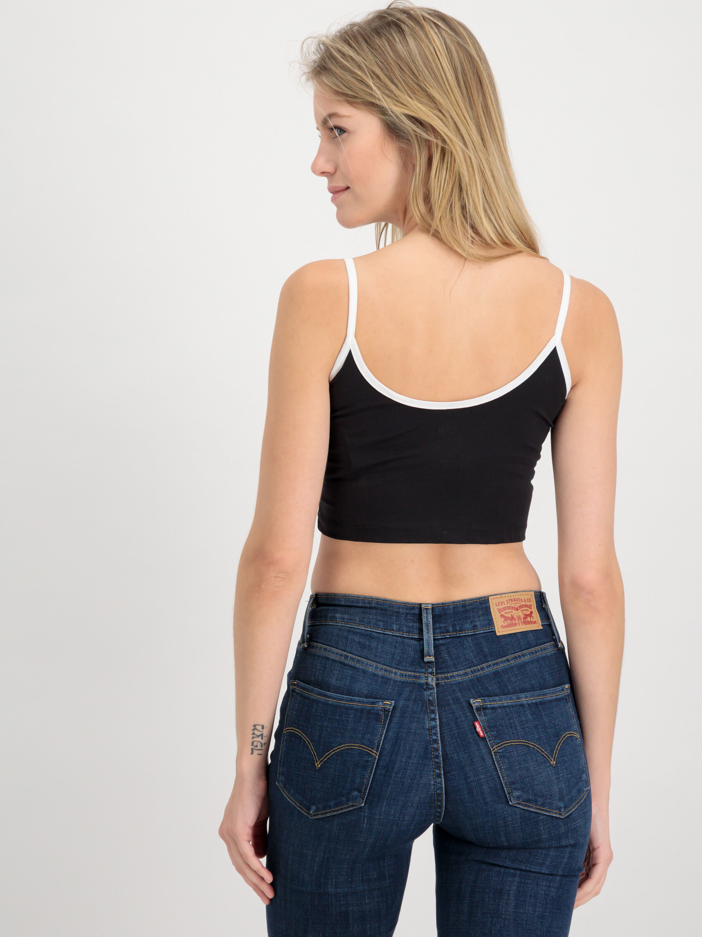 Basic Mid Logo Cropped Tank Top Women black 106080_03_alpha_industries_basic_ml_cropped_tank_top_wmn_004_182366