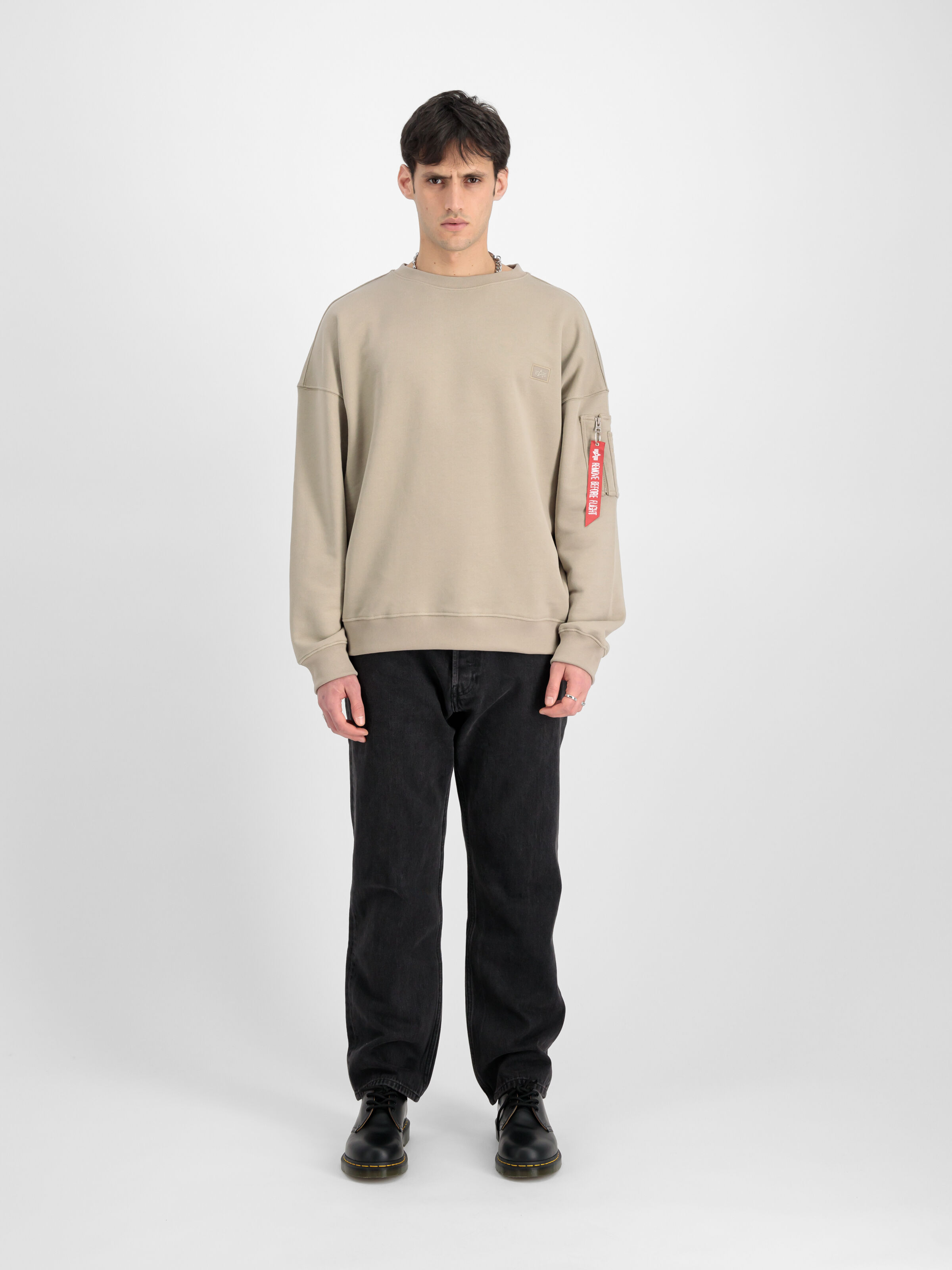 Alpha Essentials Rubber Logo Sweatshirt vintage sand 146303_679_2_model_00001_99173