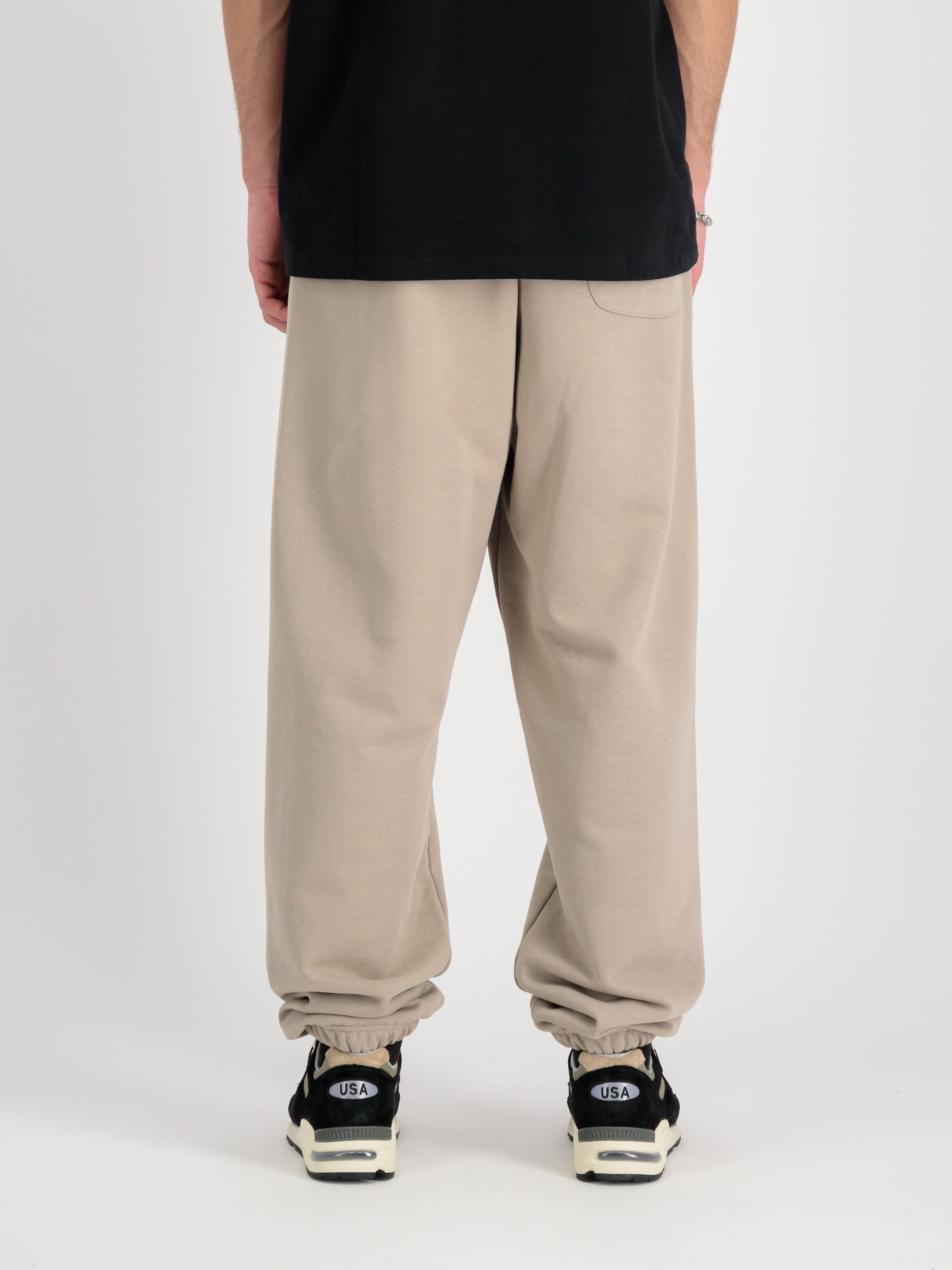 Alpha Essentials Rubber Logo Jogger vintage sand 146364_679_2_model_00005_99722