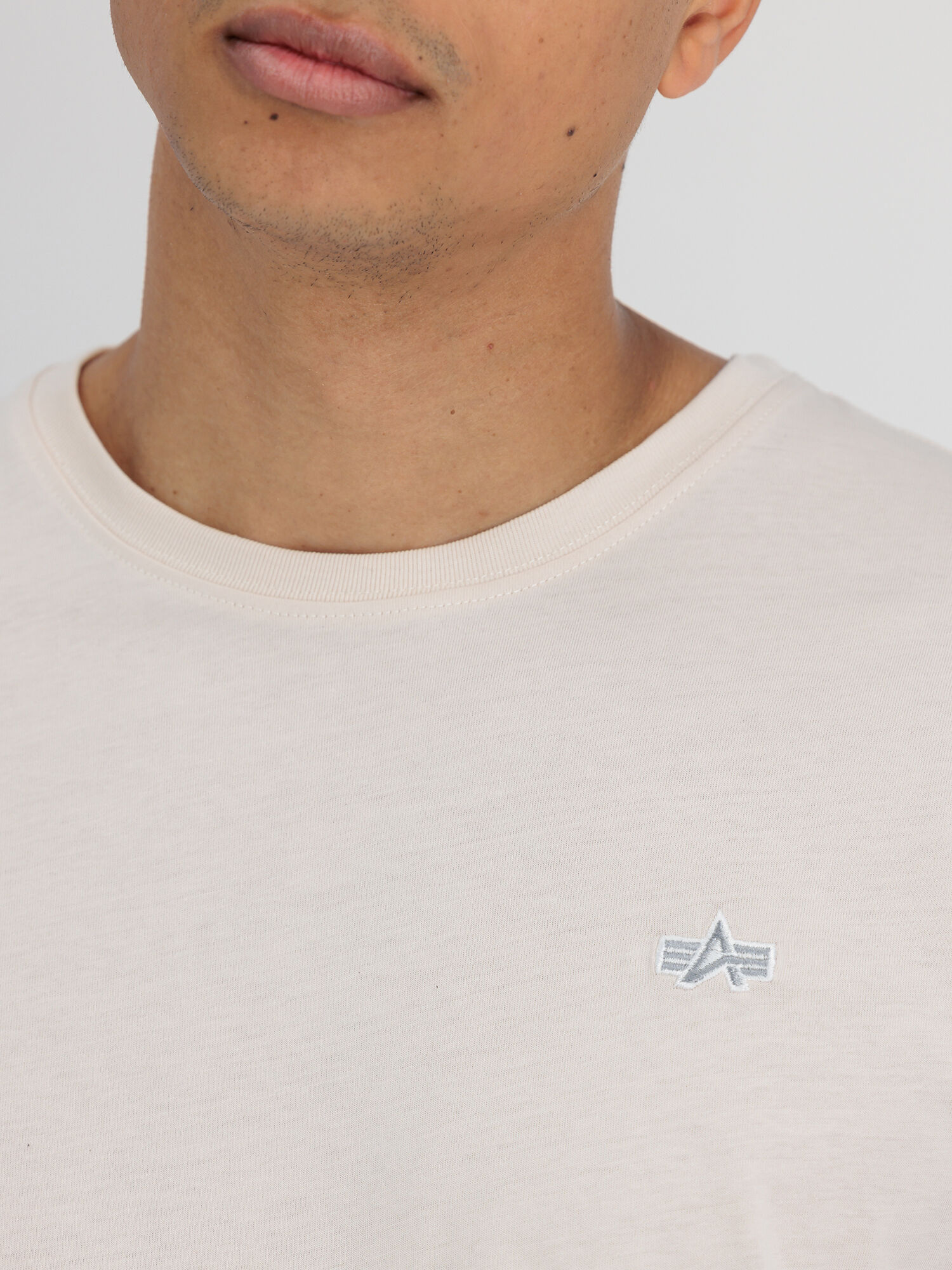 Embroidery T-Shirt Unisex jet stream white 118536_578_alpha_industries_unisex_emb_t_shirt_004_124093.jpg