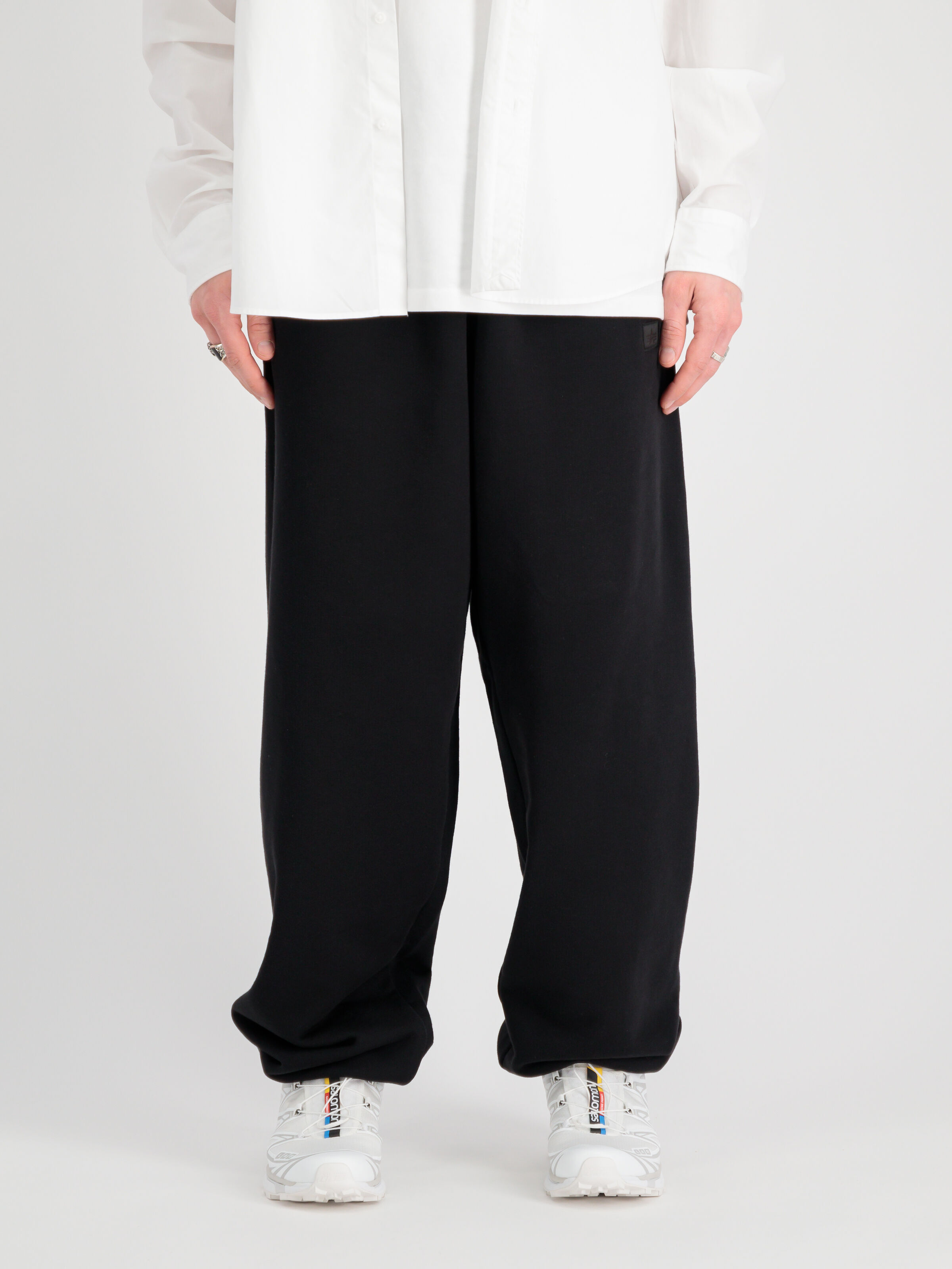 Alpha Essentials Rubber Logo Jogger black 146364_03_2_model_00003_99707.jpg