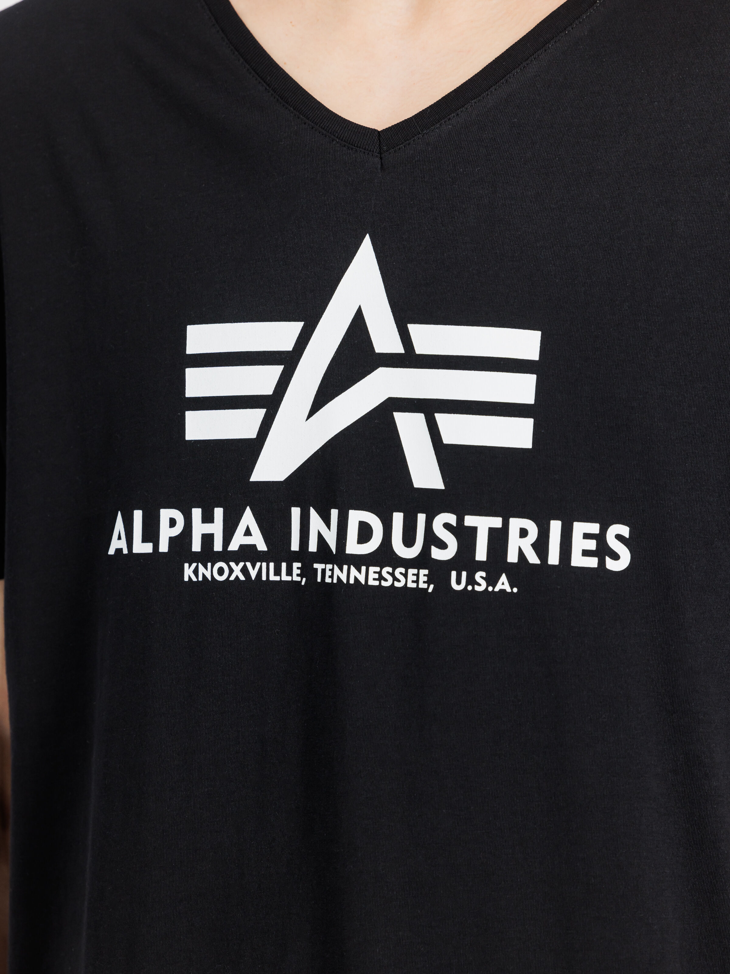 Basic Big Logo V-Neck T-Shirt black 106512_03_3_detail_00001_157009